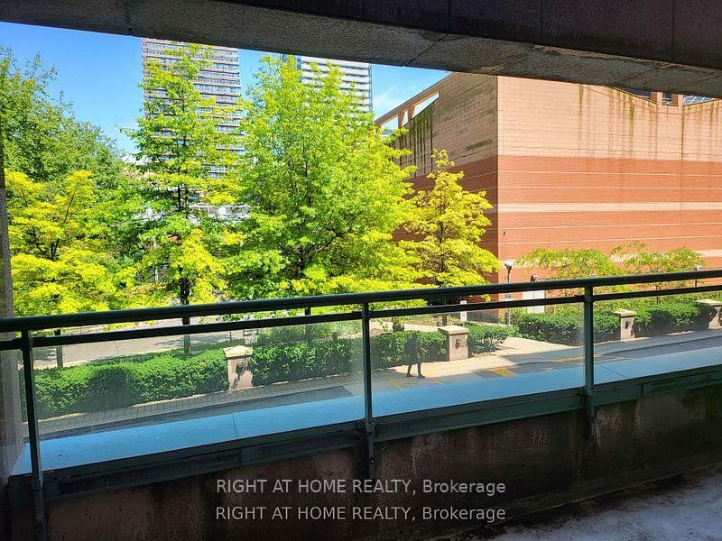 Condo leased at 202-889 Bay Street, Toronto, Bay Street Corridor, M5S 3K5 - MLS: C11995425