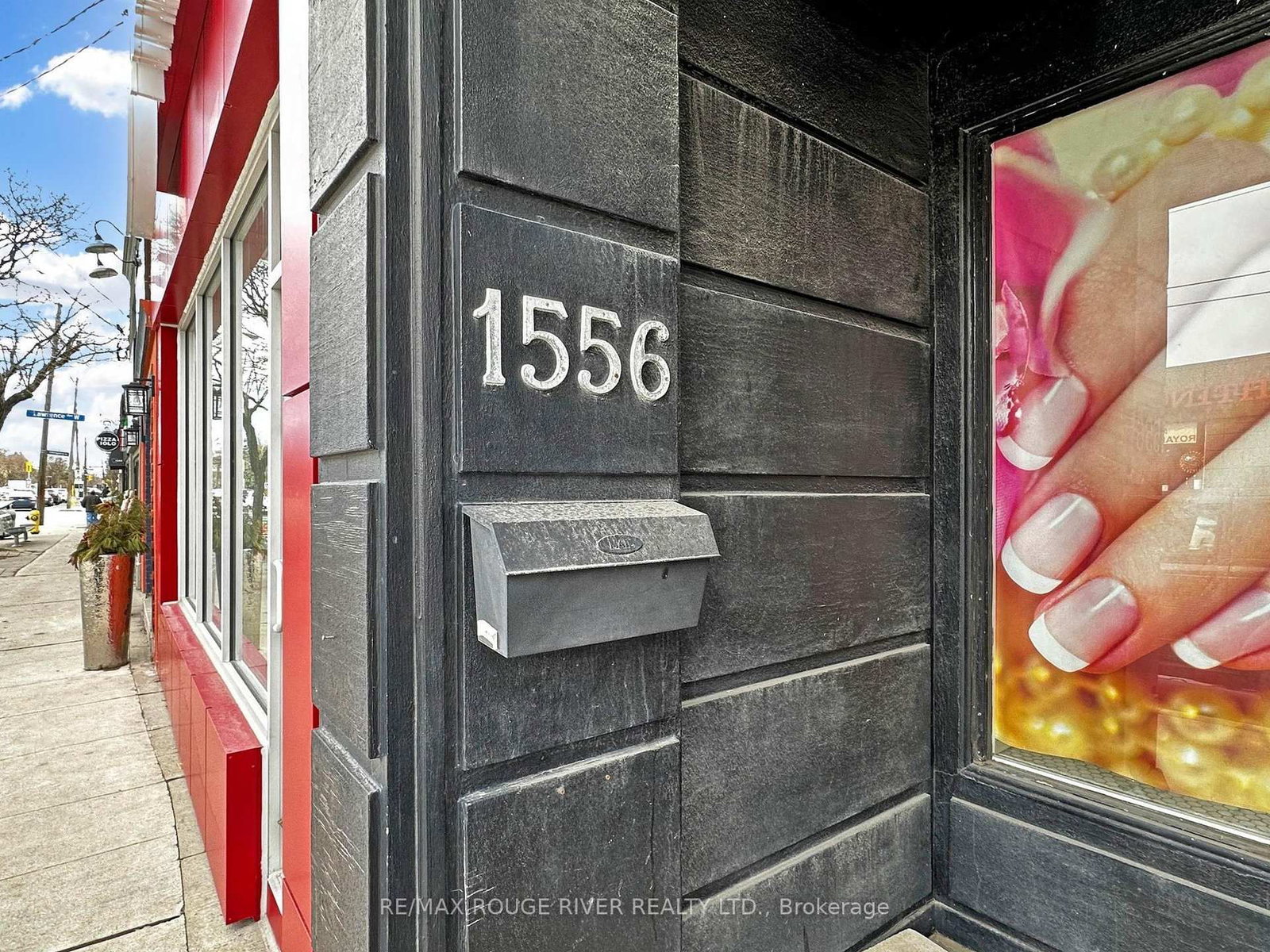 1556 Avenue Road - Photo 5