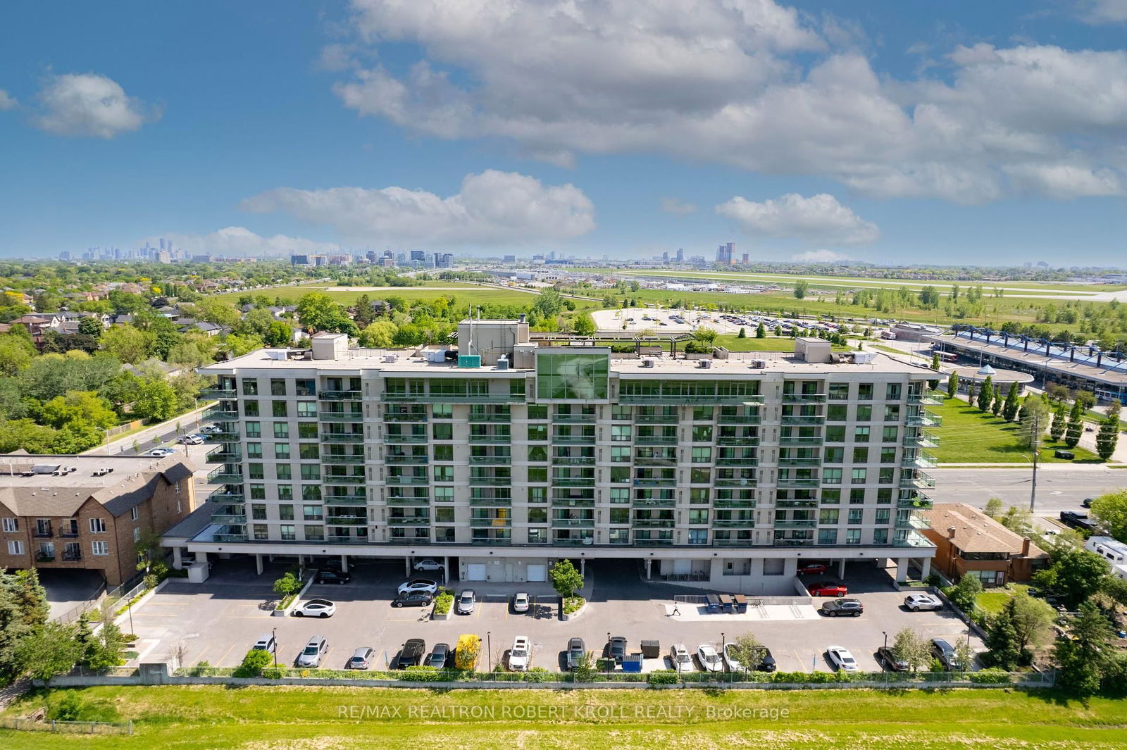 Building at 1030 Sheppard Avenue, Toronto, Bathurst Manor