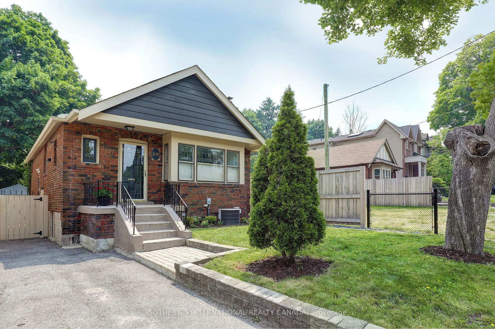 Detached House for sale at 19 Southvale Drive, Toronto, Leaside, M4G 1G1 - MLS: C11999729