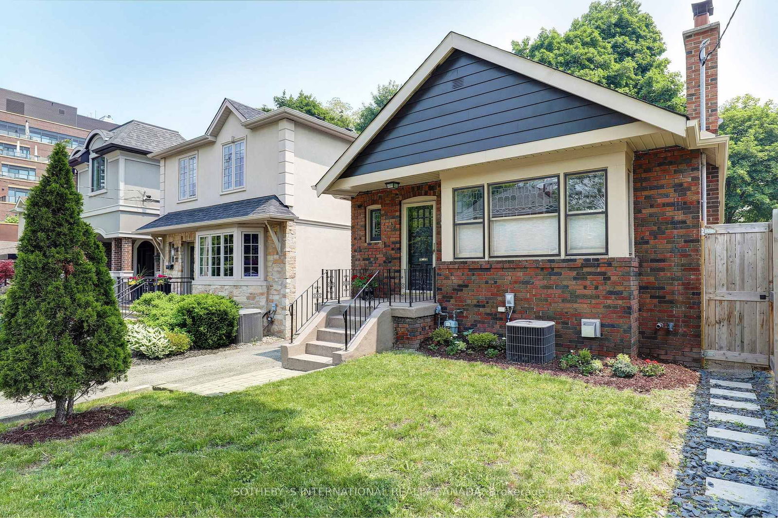 Detached House for sale at 19 Southvale Drive, Toronto, Leaside, M4G 1G1 - MLS: C11999729