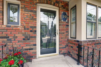 19 Southvale Dr, Toronto - Leaside image-0-2