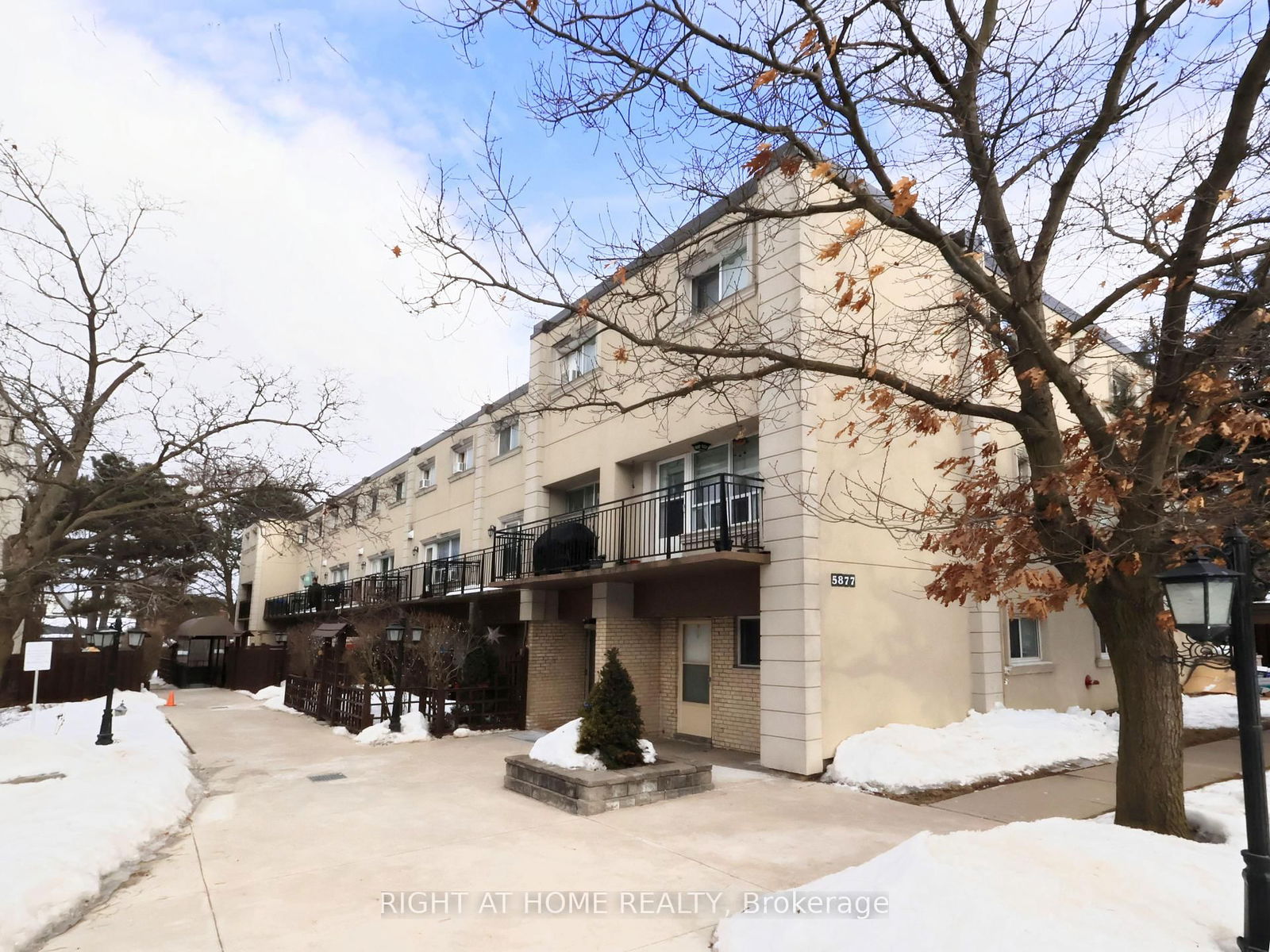 Townhouse for sale at 210-5877 Bathurst Street, Toronto, Newtonbrook West, M2R 1Y7 - MLS: C12003608