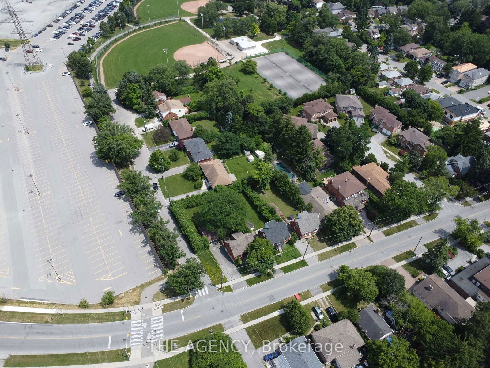 Detached House sold at 137 Blake Avenue, Toronto, Newtonbrook West, M2M 1B4 - MLS: C12004780
