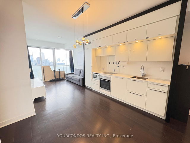 4601 - 15 Grenville Street