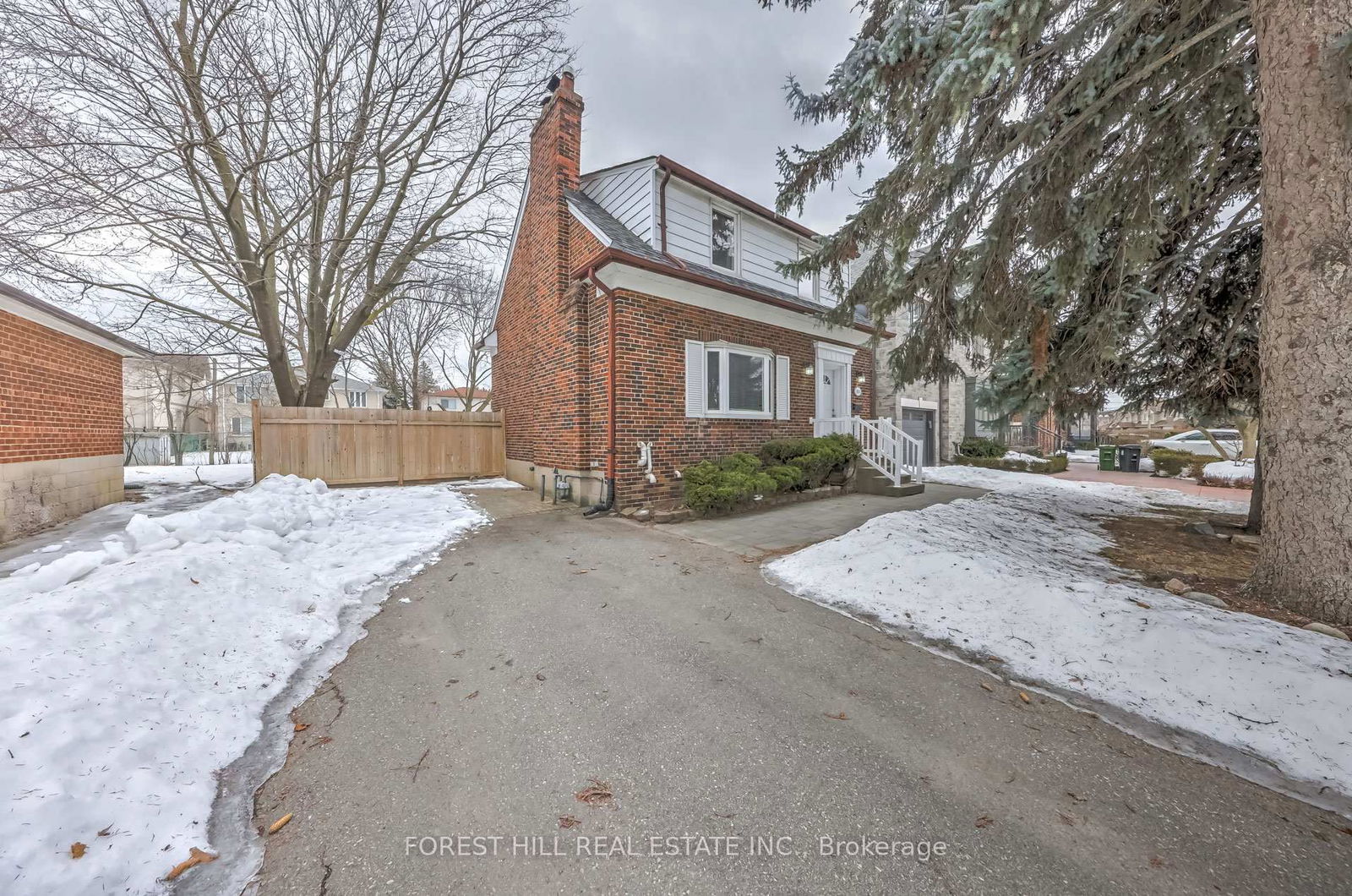 Detached House for lease at 101 Brookview Drive, Toronto, Englemount-Lawrence, M6A 2K5 - MLS: C12007453