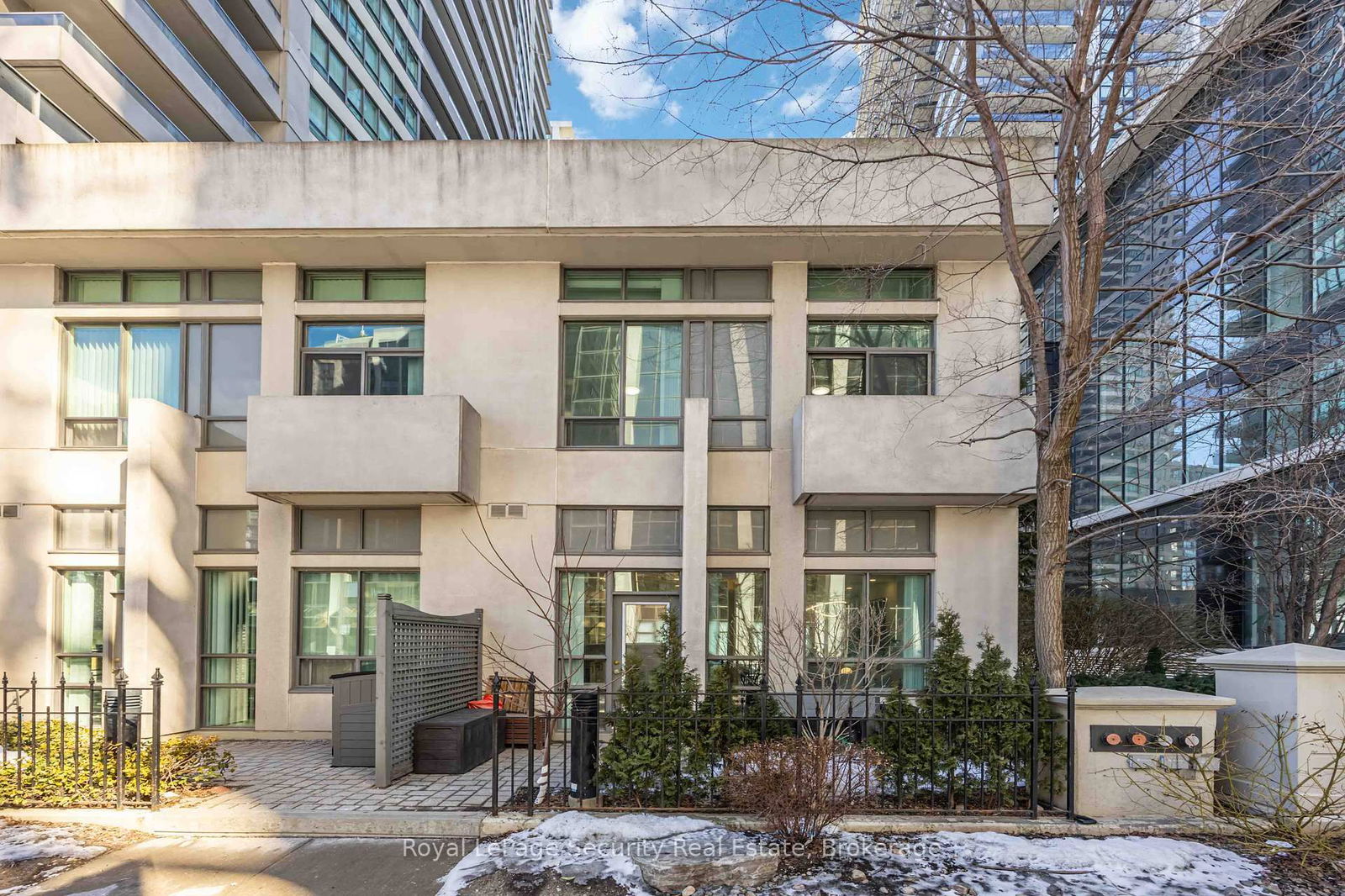 Townhouse sold at 108-23 Hollywood Avenue, Toronto, Willowdale East, M2N 7L8 - MLS: C12010271