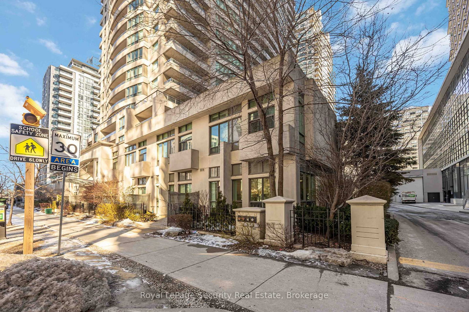 Townhouse sold at 108-23 Hollywood Avenue, Toronto, Willowdale East, M2N 7L8 - MLS: C12010271