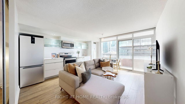 909 - 4K Spadina Avenue