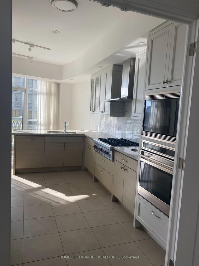 402 - 336 Spadina Road S