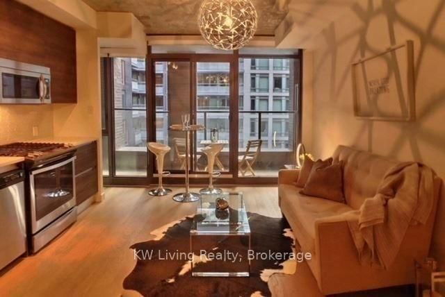 420 - 111 Bathurst Street