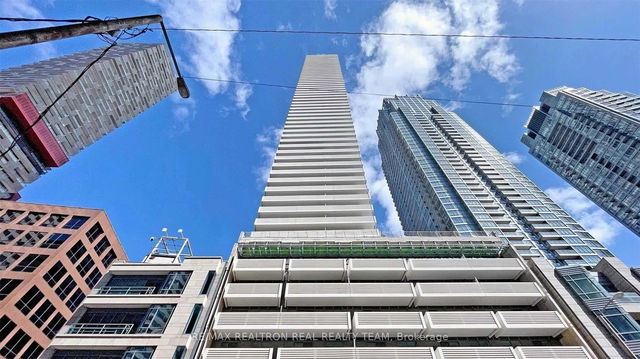 1711 - 2221 Yonge Street