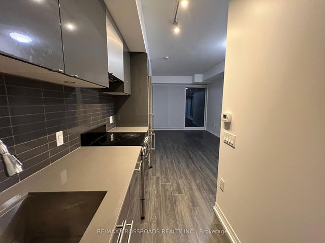 808 - 200 Dundas Street