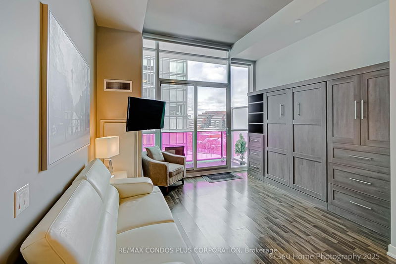 home for lease on 907-120 Parliament Street