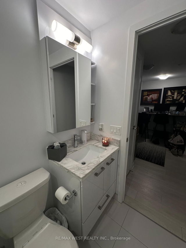 3910 - 2221 Yonge Street