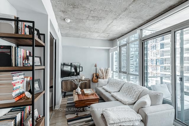 home for lease on 2808-375 King Street W