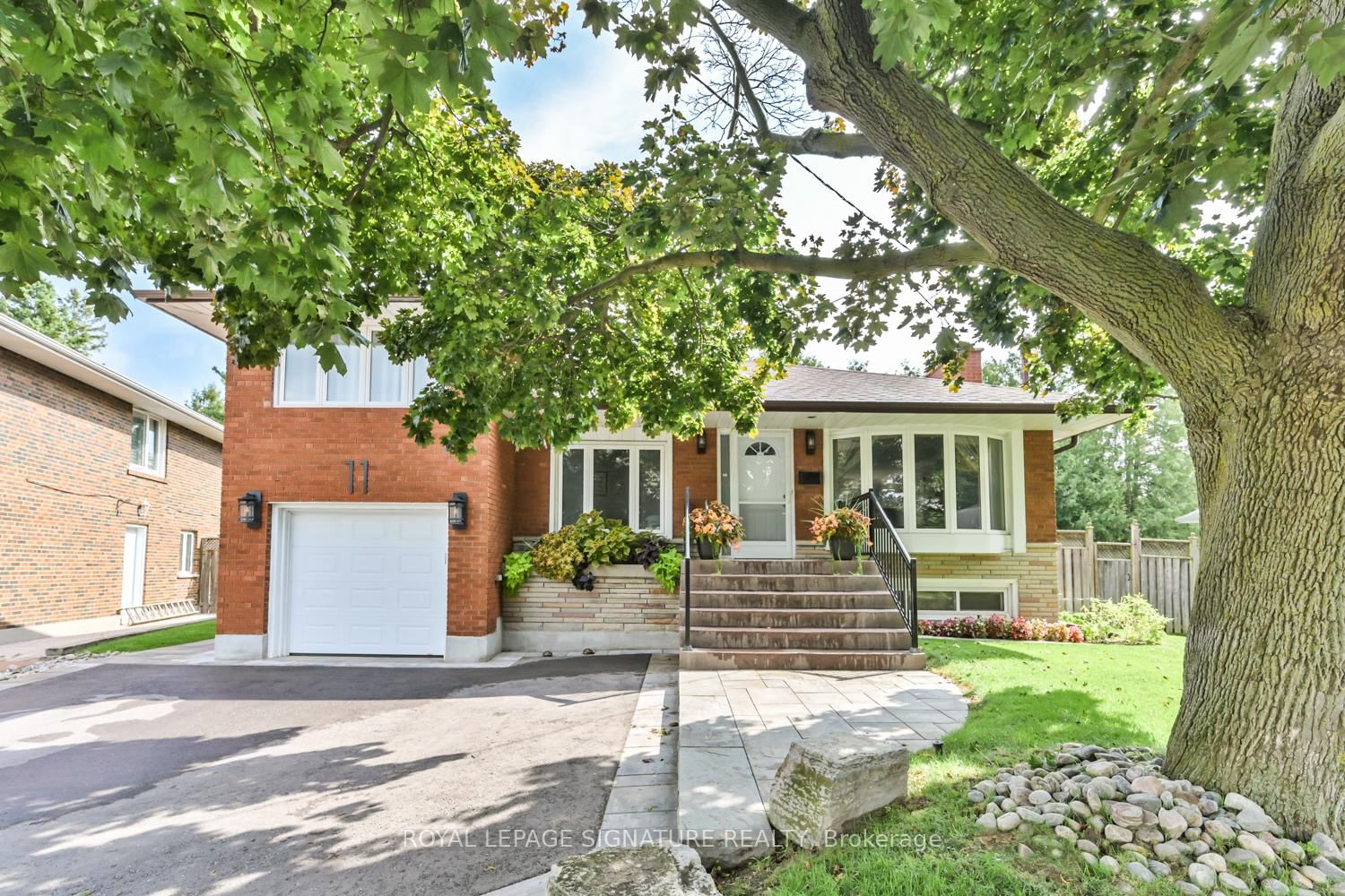 Detached House for sale at 11 Comet Court, Toronto, Victoria Village, M4A 2H2 - MLS: C12031336