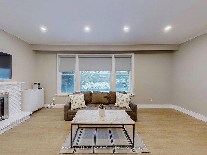 105 Betty Ann Dr, Toronto, M2N 1X1 | Image 2