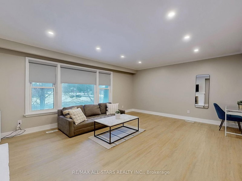 105 Betty Ann Dr, Toronto, M2N 1X1 | Image 3