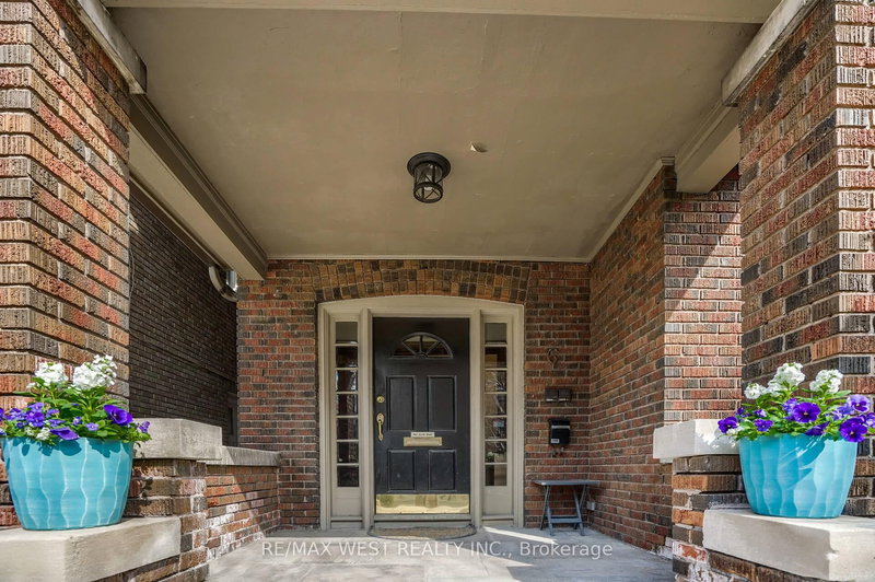 Main - 6 Oriole Gdns, Toronto, M4V 1V7 | Image 3