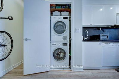 Unit 641 — 15 Iceboat Terr, Toronto - Waterfront Communities C1 image-0-4