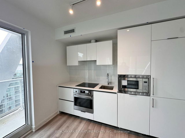 1434 - 230 Simcoe Street