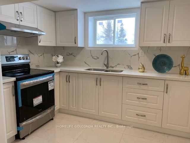 Detached House leased at 300 Searle Avenue, Toronto, Bathurst Manor, M3H 4C4 - MLS: C12050978