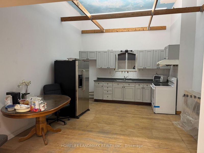 home for lease on 1-450 Spadina Avenue