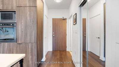 Unit 919 — 576 Front St, Toronto - Bay Street Corridor image-0-1