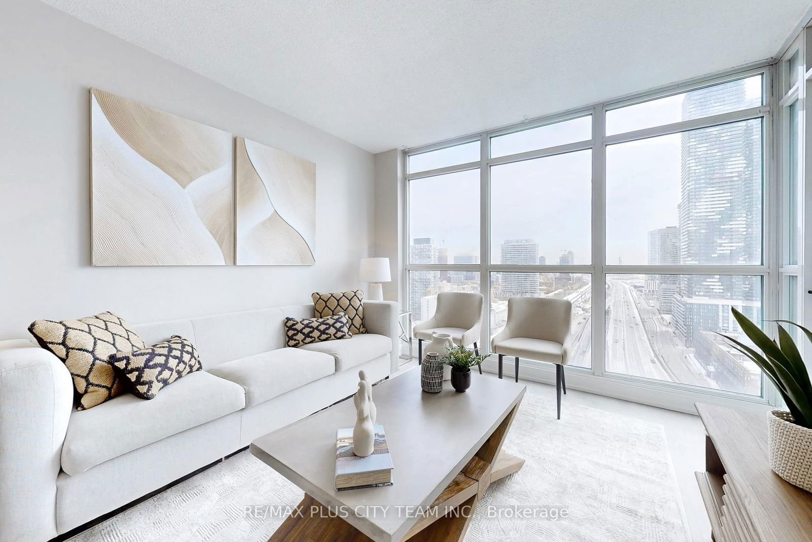 Condo sold at 2507-18 Yonge Street, Toronto, Waterfront Communities C1, M5E 1Z8 - MLS: C12066297