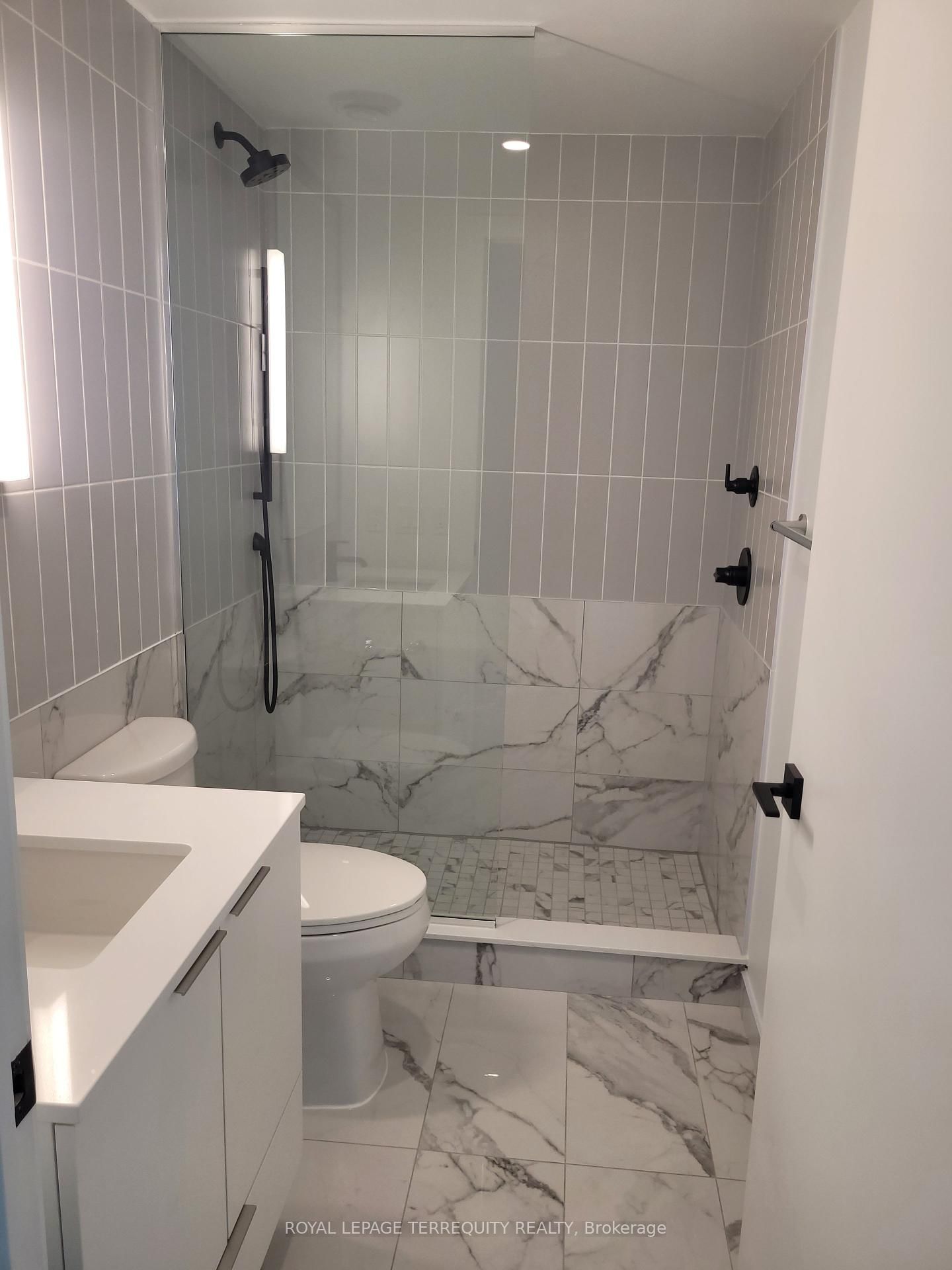 327 King Street W, Unit 1301 - Photo 18