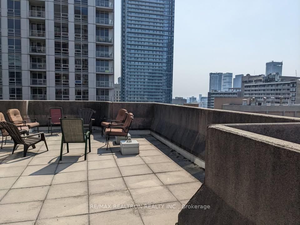 Condo leased at 2109-736 Bay Street, Toronto, Bay Street Corridor, M5G 2M4 - MLS: C12070609