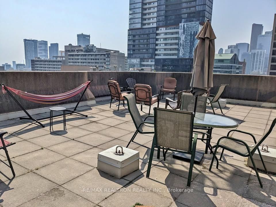 Condo leased at 2109-736 Bay Street, Toronto, Bay Street Corridor, M5G 2M4 - MLS: C12070609