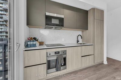 Unit 727 — 108 Peter St, Toronto - Waterfront Communities C1 image-0-4