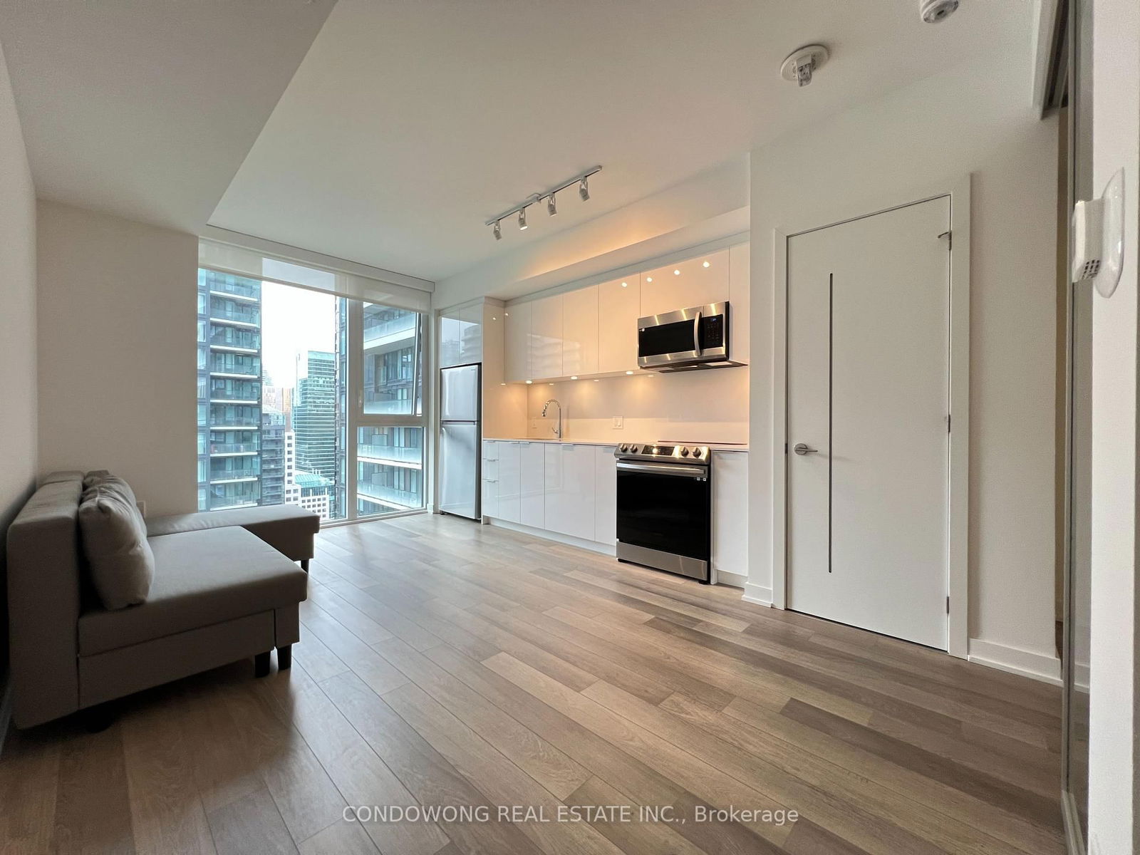 Bright and Spacious 1 Bedroom + Den Available In Great Gulf's Iconic 357 King West Building! Live In The Heart Of The Entertainment District,Neighboring Downtown's Best Restaurants, Bars And Coffee Shops With Easy Ttc Access. 5 Minute Walk To Queen Street Shopping, AndMinutes To The Financial District.