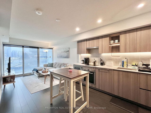 811 - 17 Bathurst Street
