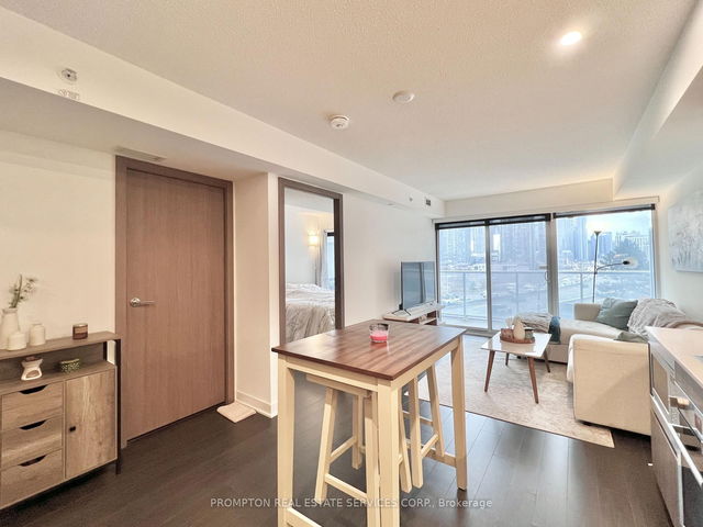 811 - 17 Bathurst Street
