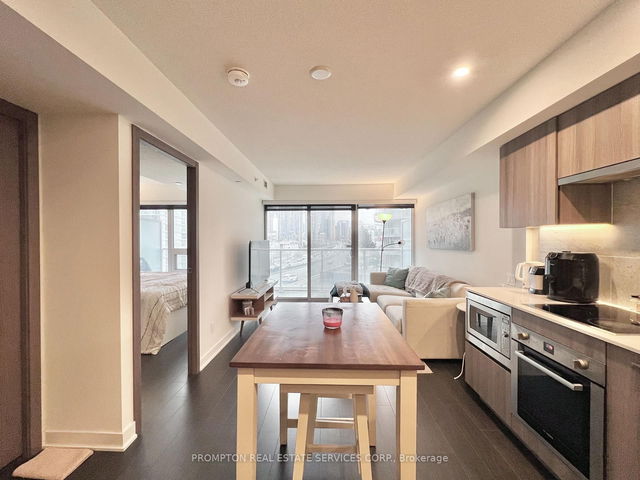 811 - 17 Bathurst Street