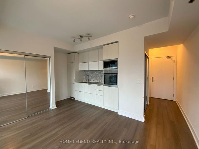 2405 - 318 Richmond Street