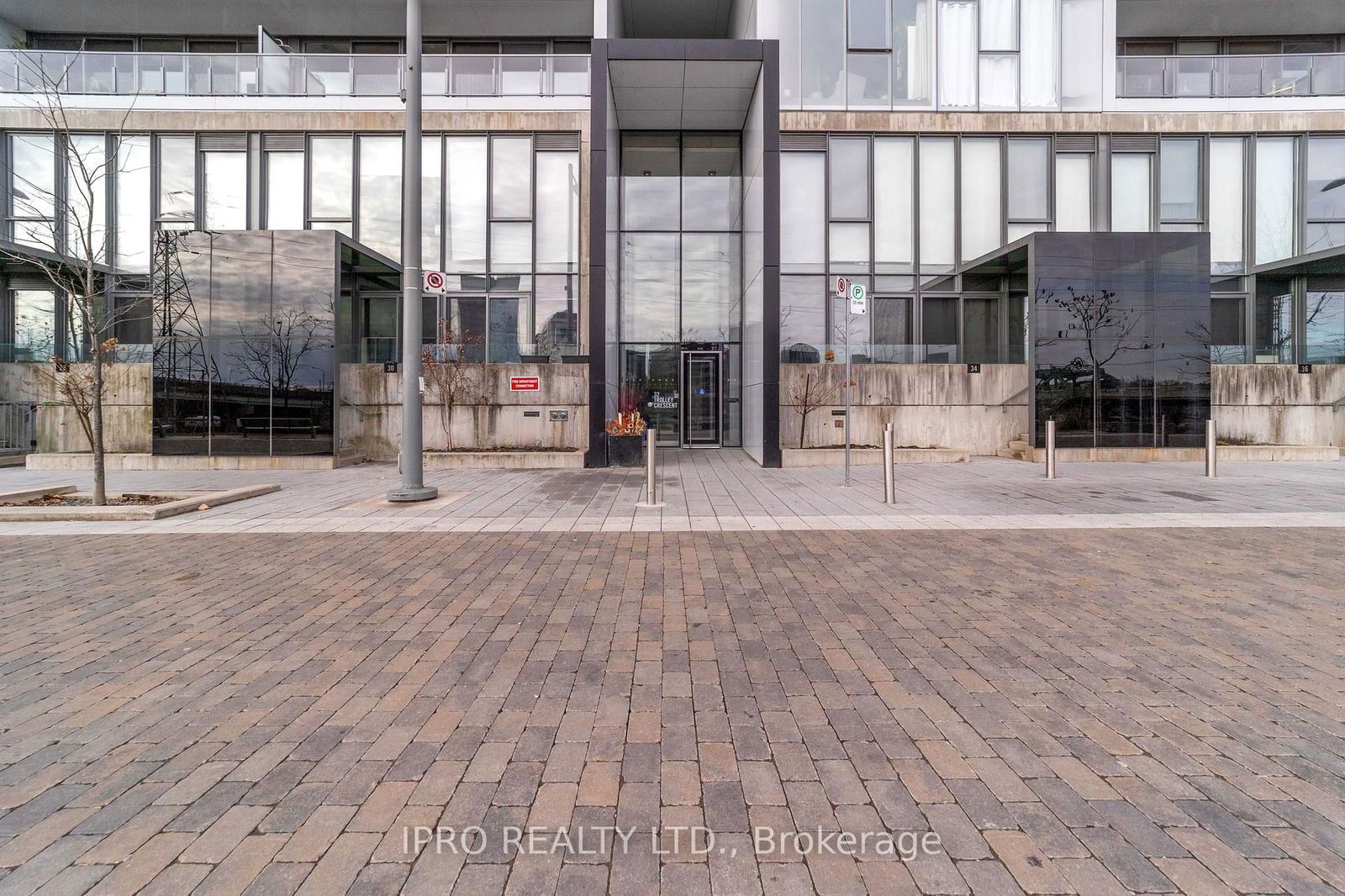 Condo leased at 901-32 Trolley Crescent, Toronto, Moss Park, M5A 0E8 - MLS: C12084996