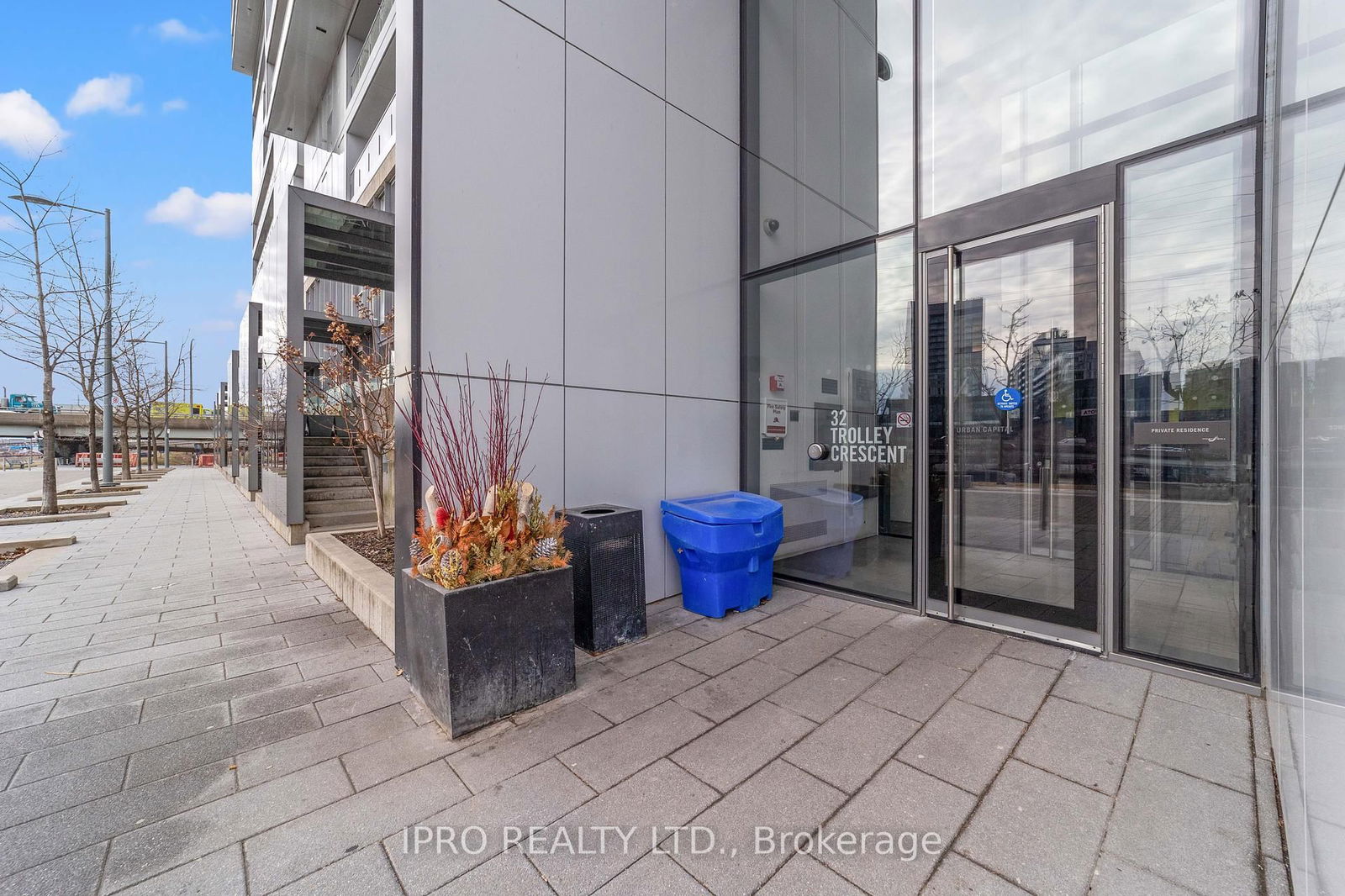 Condo leased at 901-32 Trolley Crescent, Toronto, Moss Park, M5A 0E8 - MLS: C12084996
