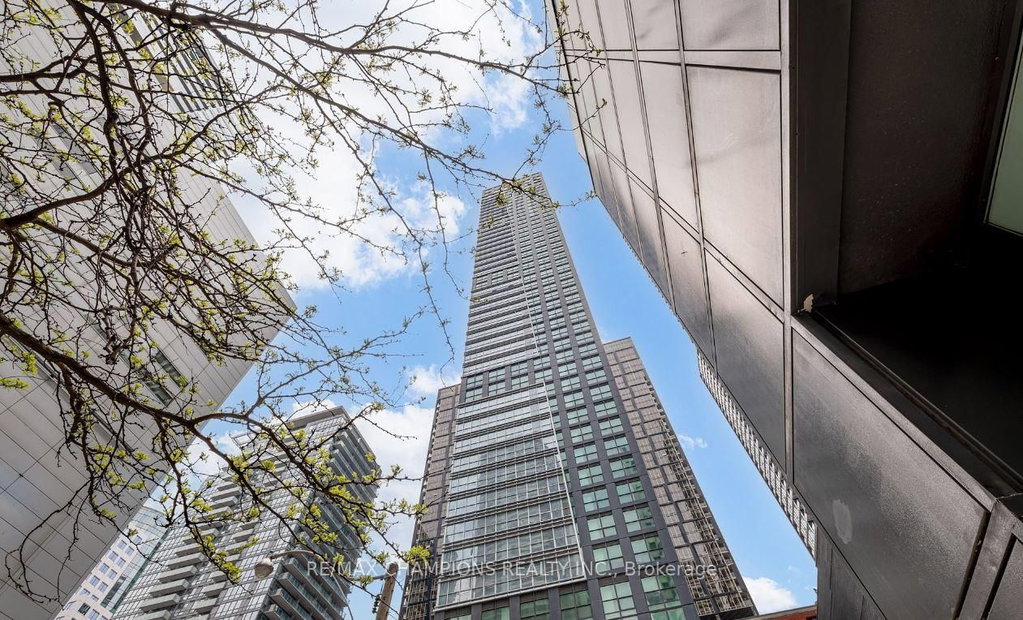 705 - 327 King Street W 2