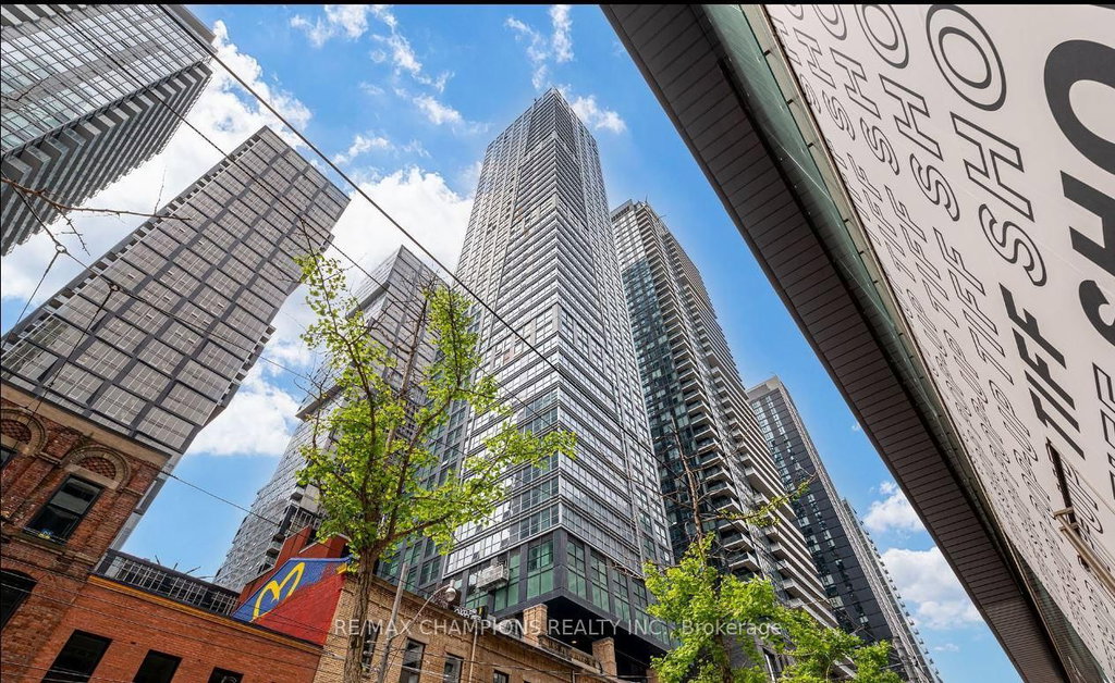705 - 327 King Street W 3