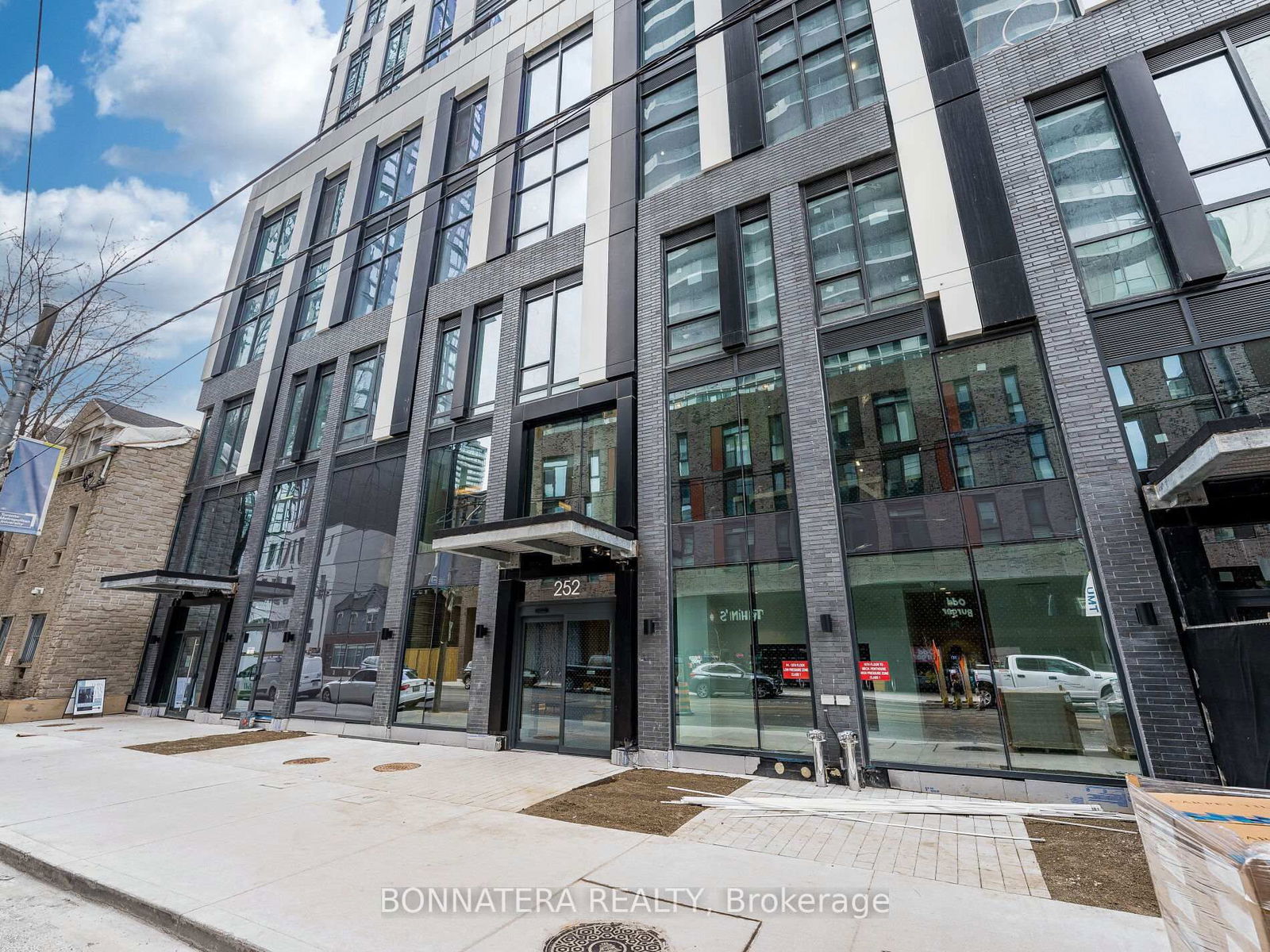 Condo for lease at 903-252 Church Street, Toronto, Church-Yonge Corridor, M5B 1Z2 - MLS: C12088738