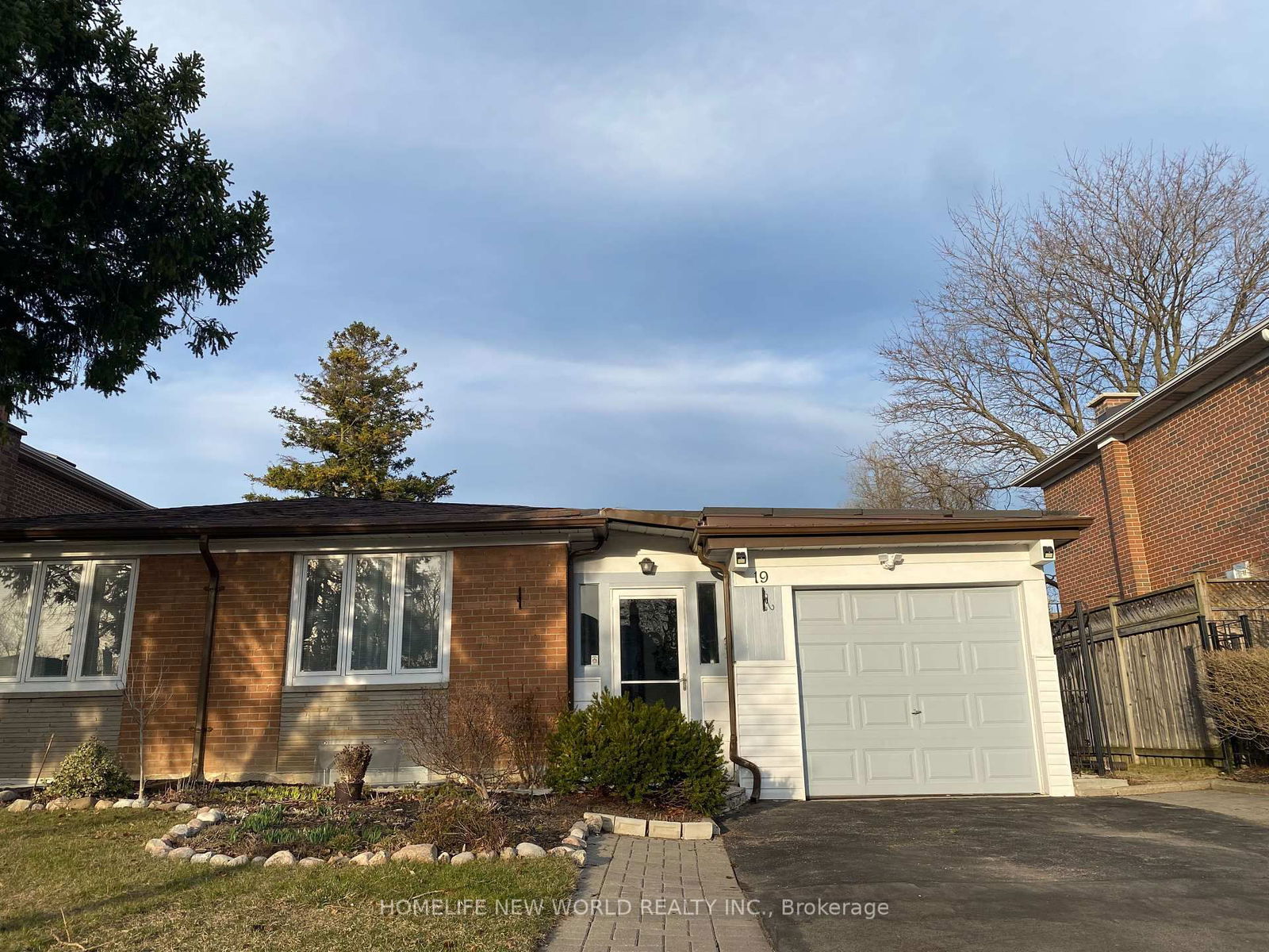 Detached House for sale at 19 Pondsview Drive, Toronto, Pleasant View, M2J 4B3 - MLS: C12090649