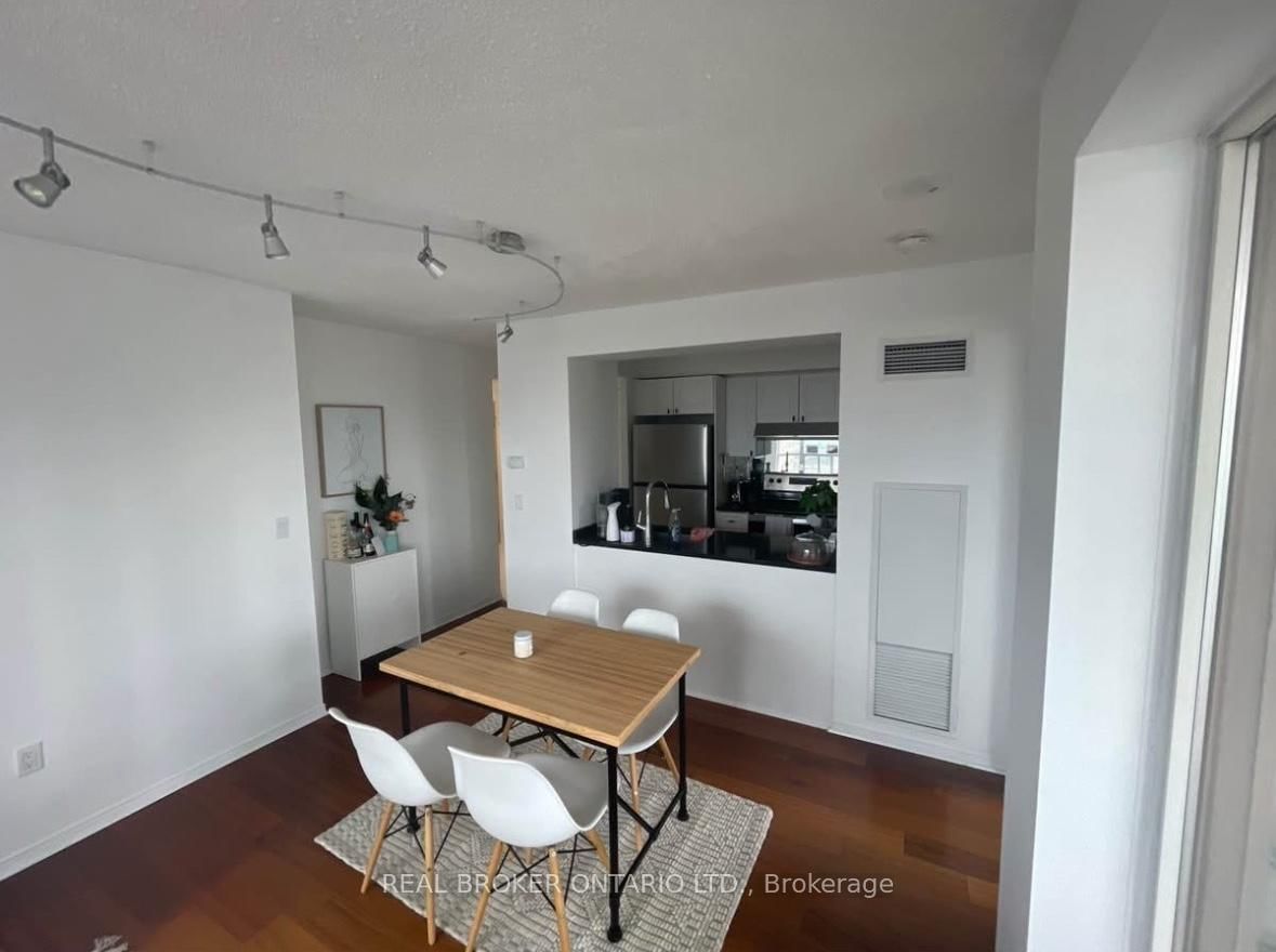 Condo leased at 2105-909 bay Street, Toronto, Bay Street Corridor, M5S 3G2 - MLS: C12092687