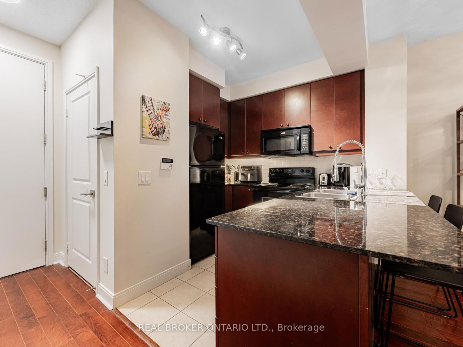 Condo leased at 904-38 The Esplanade N/A, Toronto, Waterfront Communities C8, M5E 1A1 - MLS: C12095698