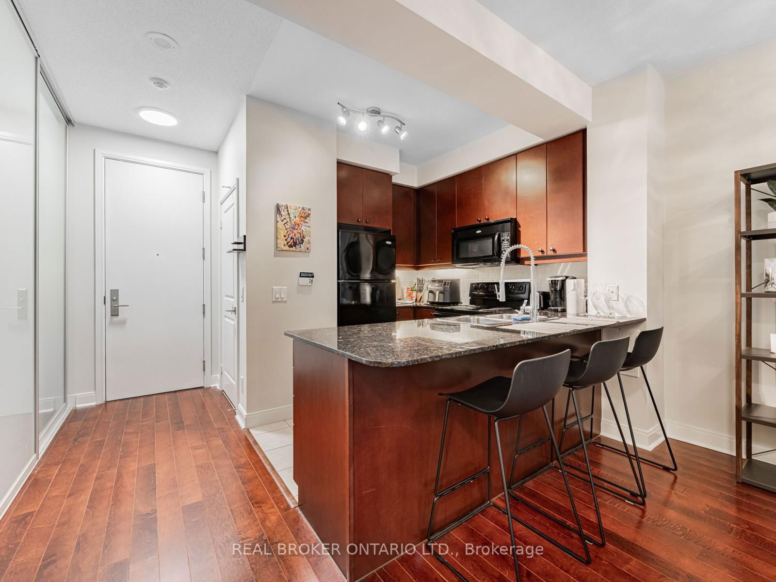 Condo leased at 904-38 The Esplanade N/A, Toronto, Waterfront Communities C8, M5E 1A1 - MLS: C12095698