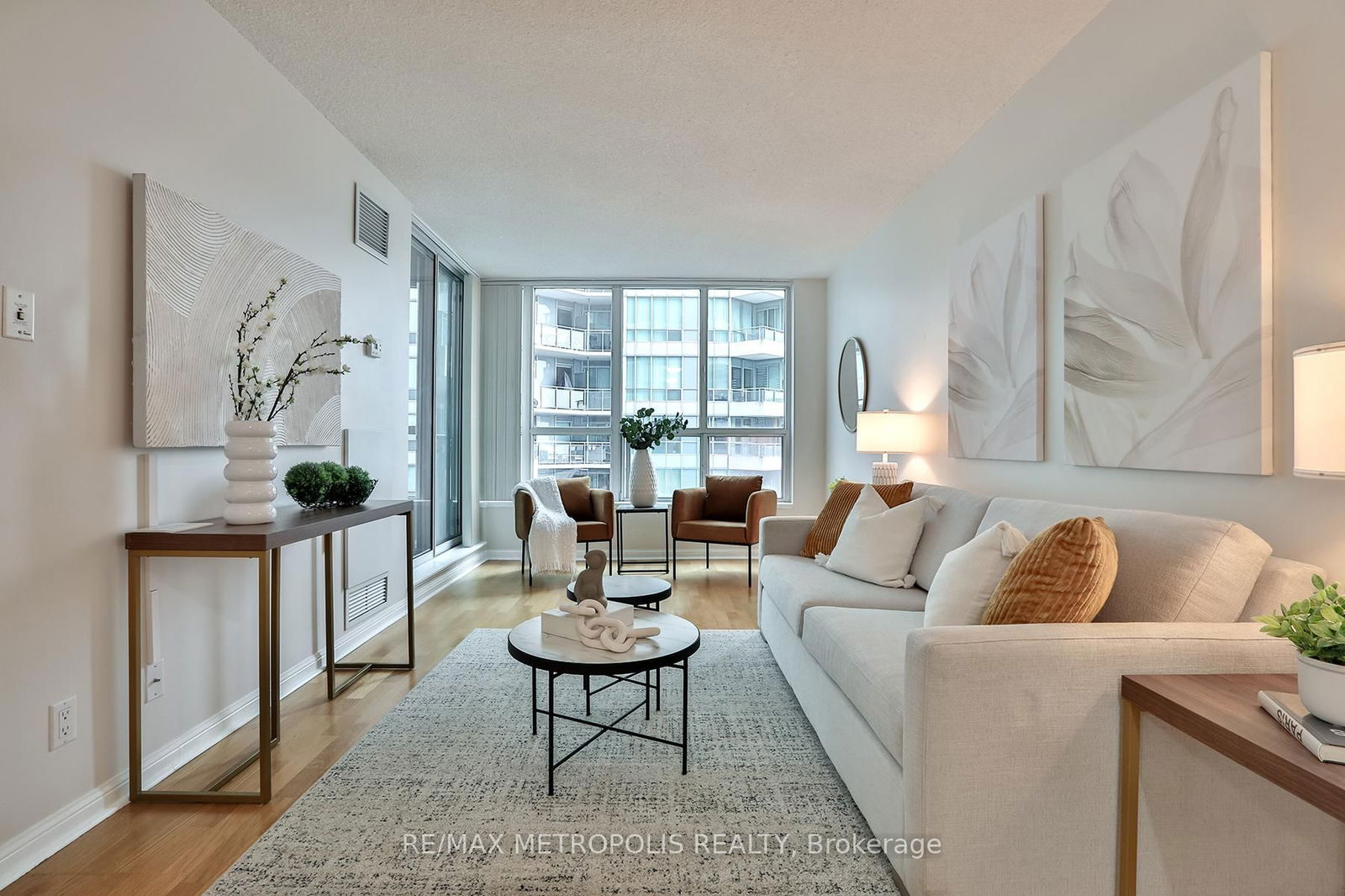 Condo for sale at 820-230 Queens Quay, Toronto, Waterfront Communities C1, M5J 2Y7 - MLS: C12096135