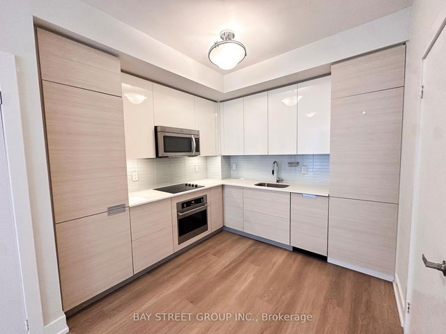 412 - 210 Simcoe Street